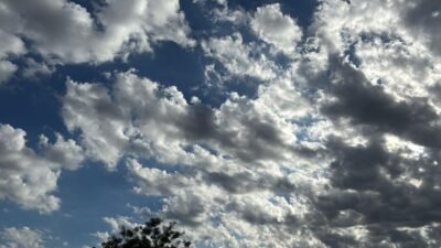 Semana começa com céu entre nuvens, sol e calor de 30ºC em Dourados