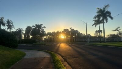 Dia de sol predominando e calor de 30ºC em Dourados