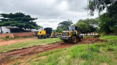NAVIRAÍ: Antes da abertura da pesca Prefeitura faz limpeza da rampa e melhora acesso no Amambai