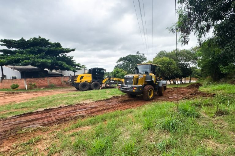 NAVIRAÍ: Antes da abertura da pesca Prefeitura faz limpeza da rampa e melhora acesso no Amambai